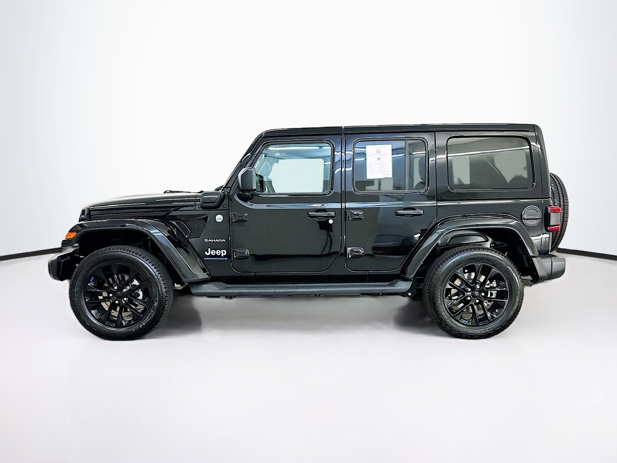 Used 2023 Jeep Wrangler Unlimited Sahara AWD/4WD image 4