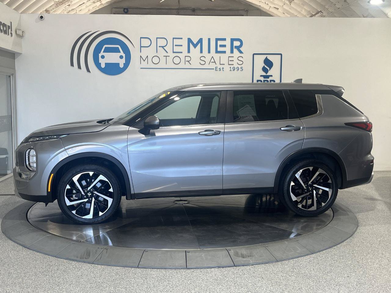 Used 2023 Mitsubishi Outlander SE FWD image 2