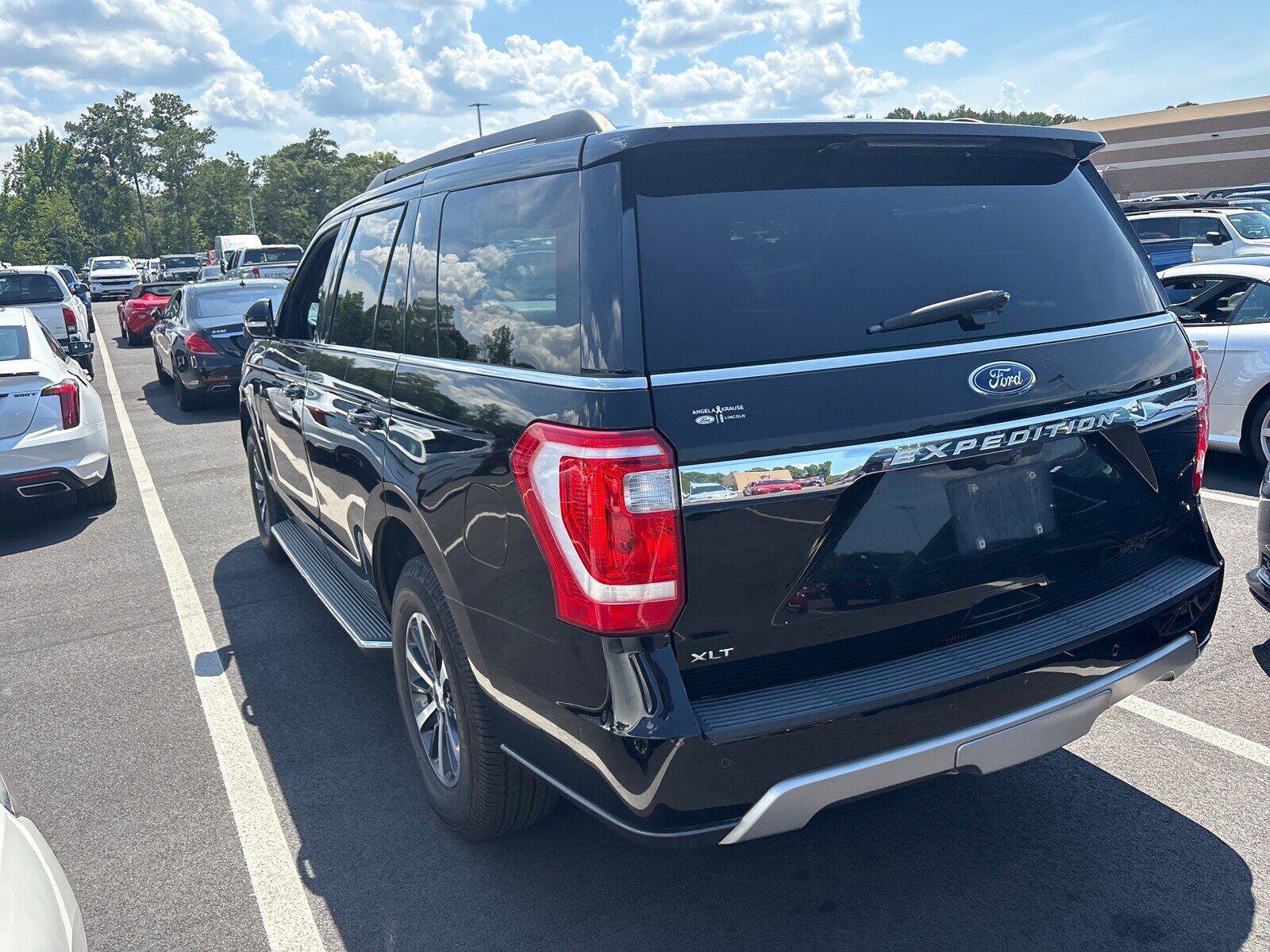 Used 2018 Ford Expedition XLT AWD/4WD image 2