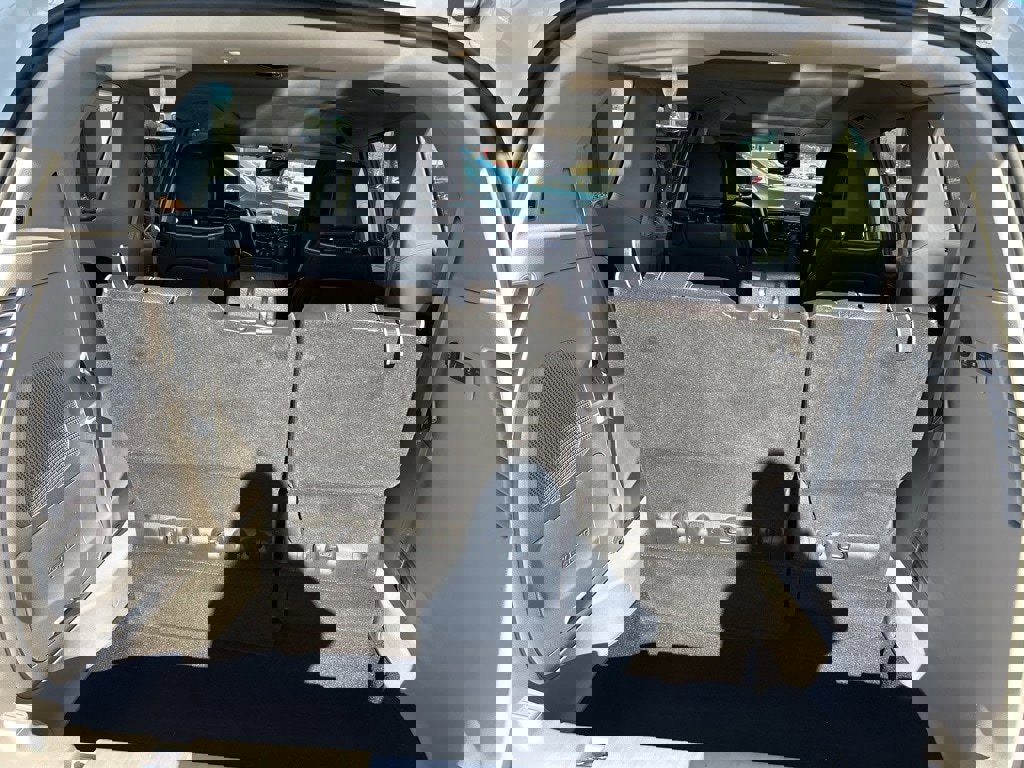 Used 2023 Chrysler Pacifica Limited w/ Uconnect Theater Family Group image 10