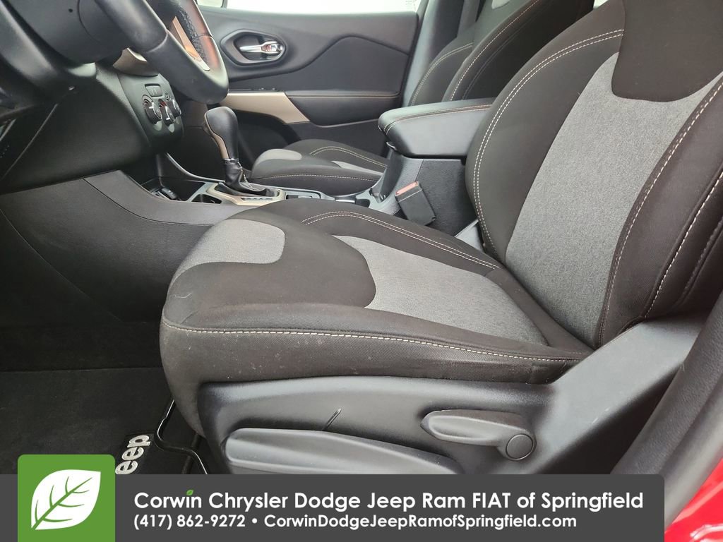 Certified 2018 Jeep Cherokee Latitude w/ Altitude Package FWD image 19