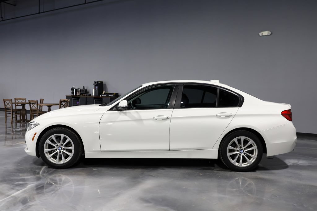 Used 2017 BMW 320i xDrive Sedan AWD/4WD image 4