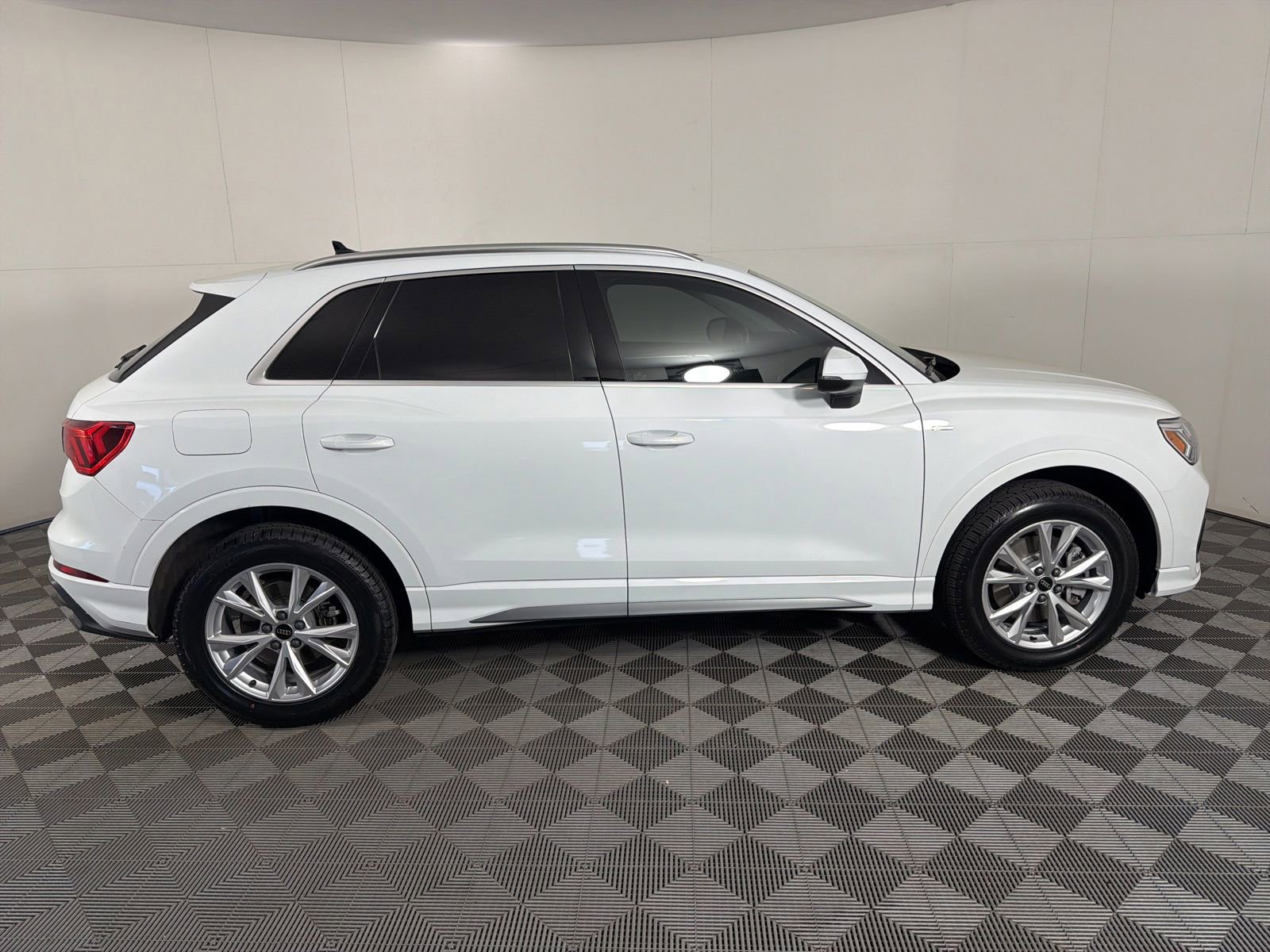 Used 2023 Audi Q3 2.0T Premium w/ Convenience Package AWD/4WD image 7