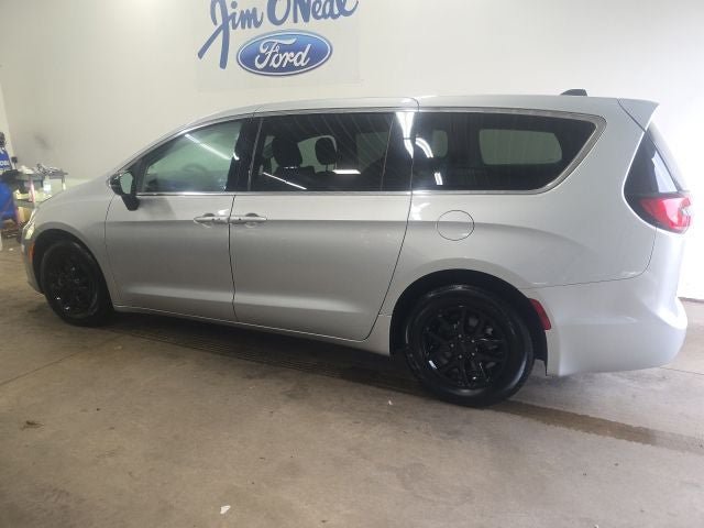 Used 2024 Chrysler Pacifica Touring-L FWD image 26