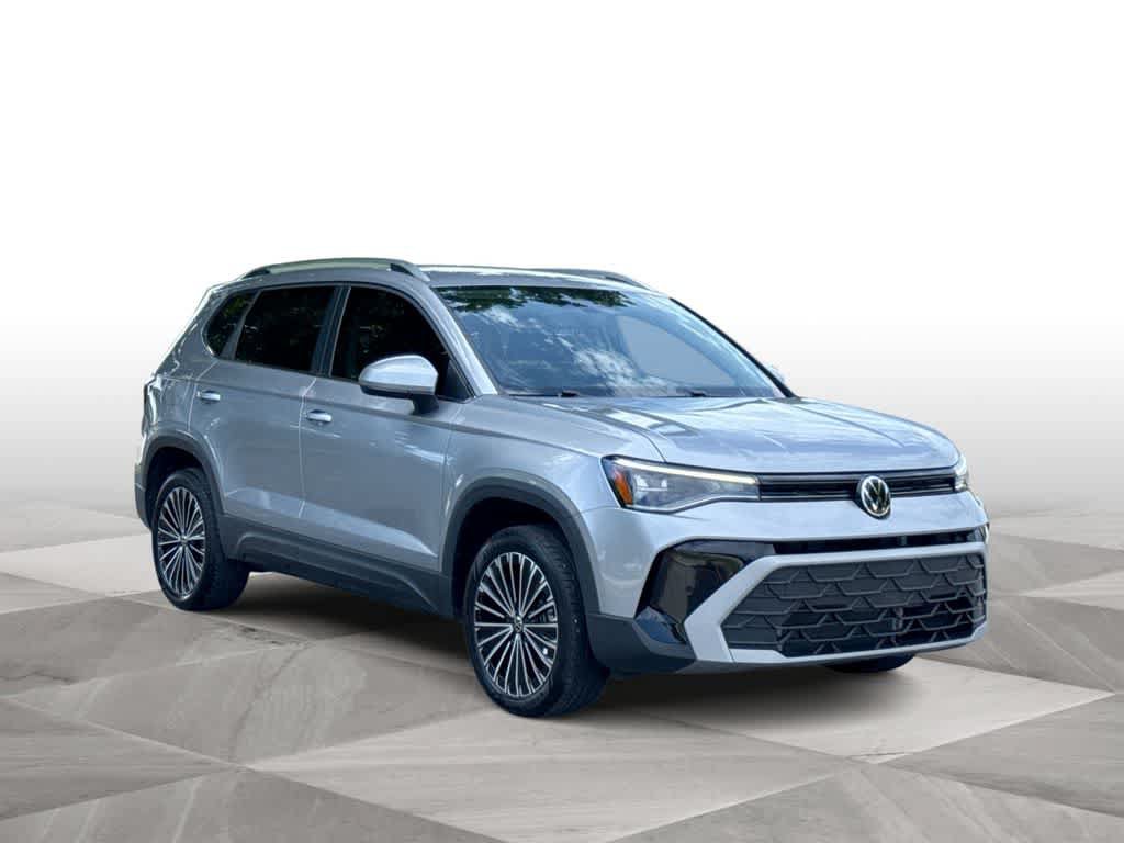 Used 2025 Volkswagen Taos SE FWD image 2