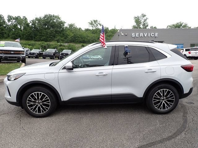 New 2025 Ford Escape SE w/ Class II Trailer Tow Package FWD image 2