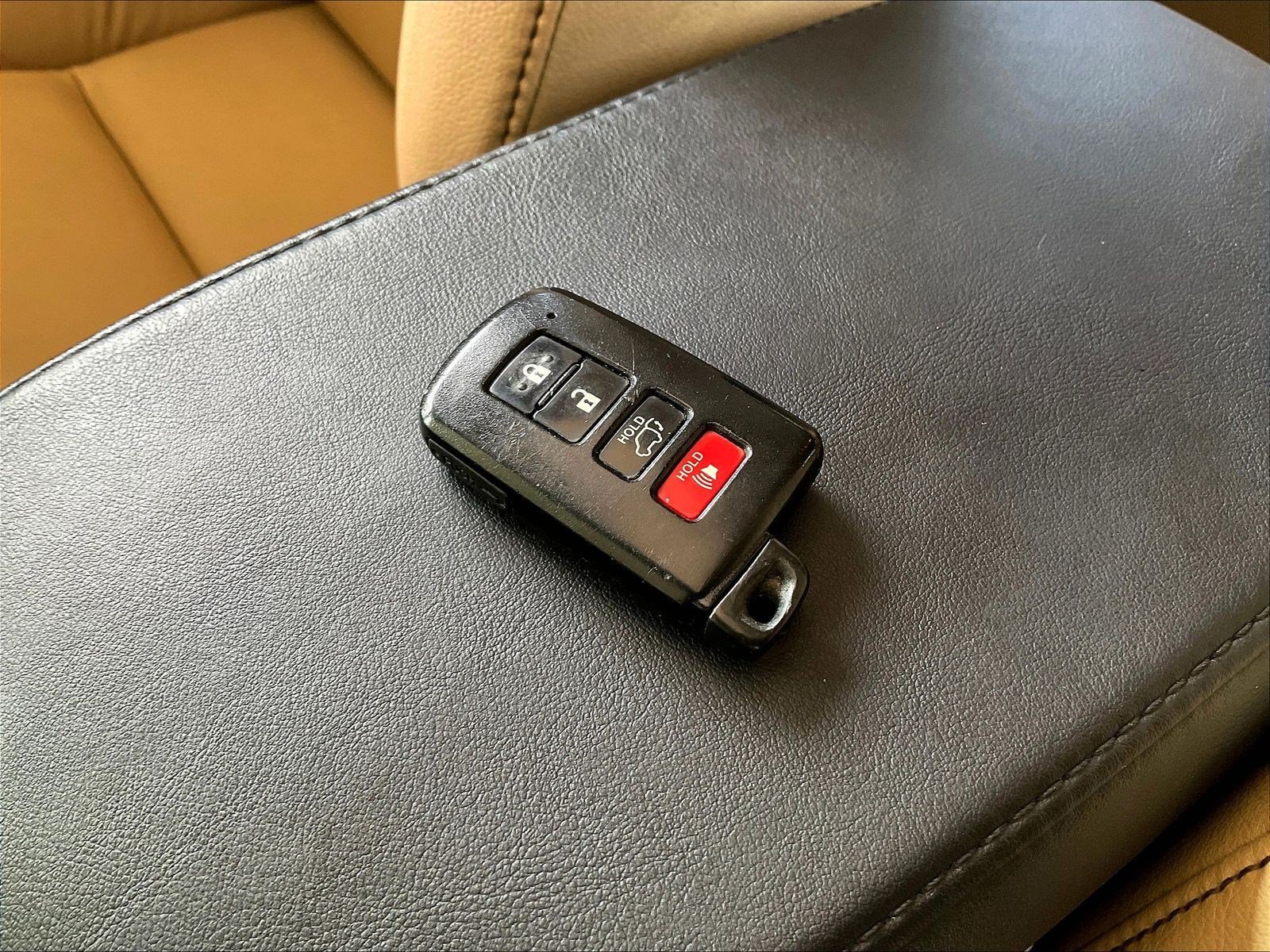 Used 2014 Toyota RAV4 Limited w/ Technology Package FWD image 31