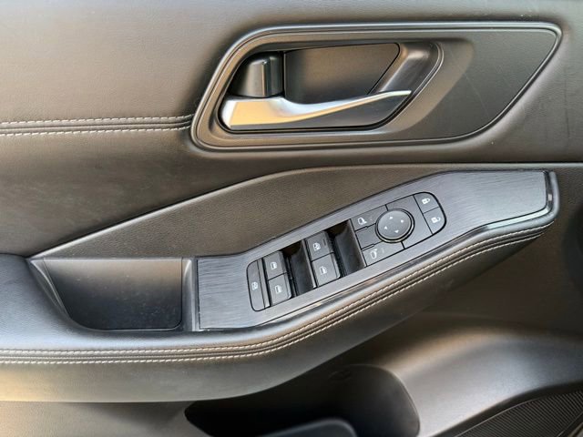 Used 2023 Nissan Rogue SV w/ SV Premium B Package image 12