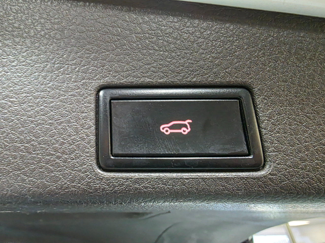 Used 2014 Volkswagen Touareg TDI image 22