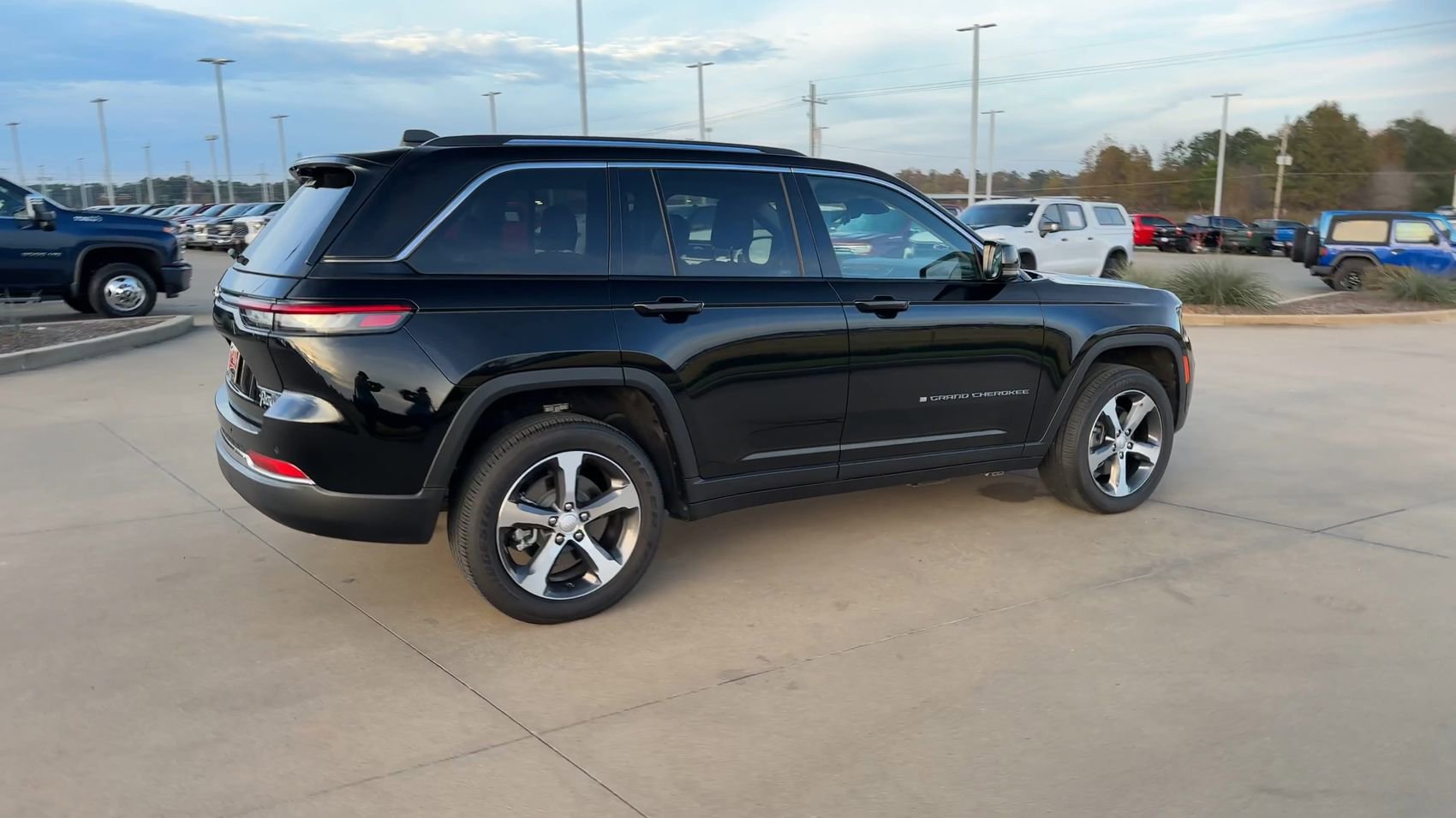 New 2023 Jeep Grand Cherokee 4WD 4xe w/ Luxury Tech Group II image 8