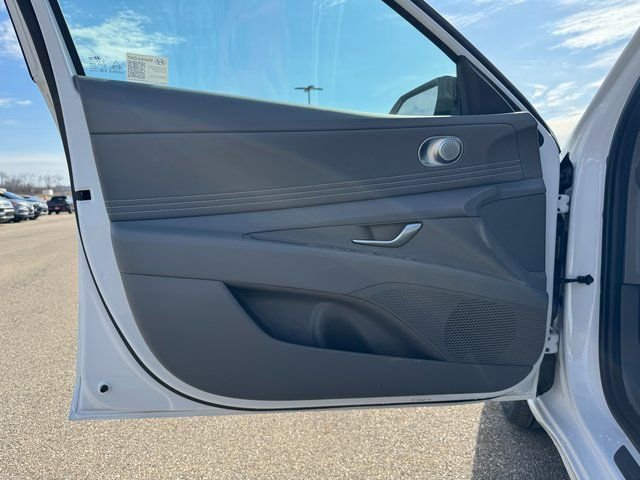 Used 2025 Hyundai Elantra Sport image 14