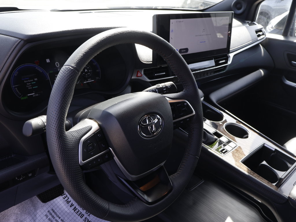 Used 2025 Toyota Sienna Platinum AWD/4WD image 27