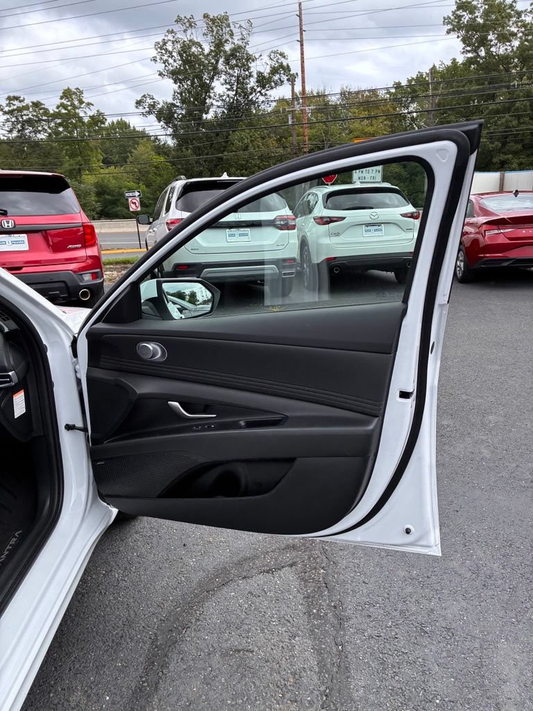 Used 2025 Hyundai Elantra Limited FWD image 20