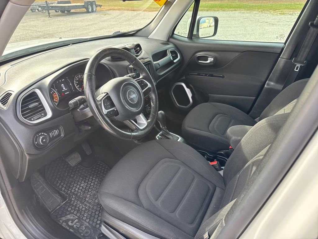Used 2020 Jeep Renegade Latitude w/ Cold Weather Group image 17