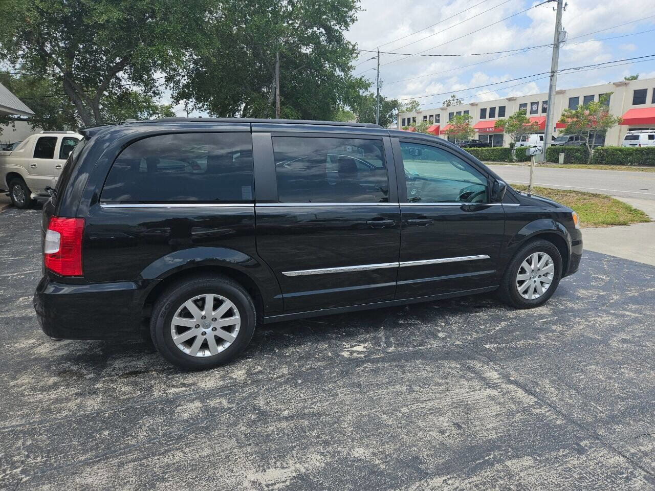 Used 2015 Chrysler Town & Country Touring FWD image 5