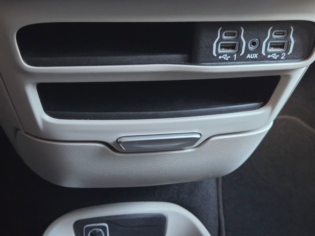 Used 2024 Chrysler Pacifica Touring-L FWD image 10