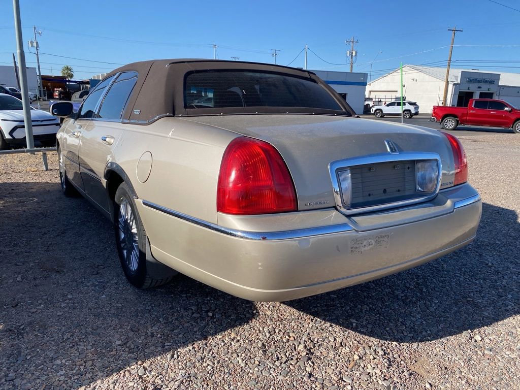 Used 2008 Lincoln Town Car Signature Limited image 3