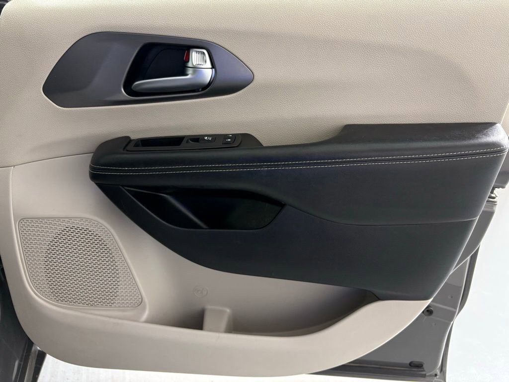 Used 2022 Chrysler Pacifica Touring-L image 42