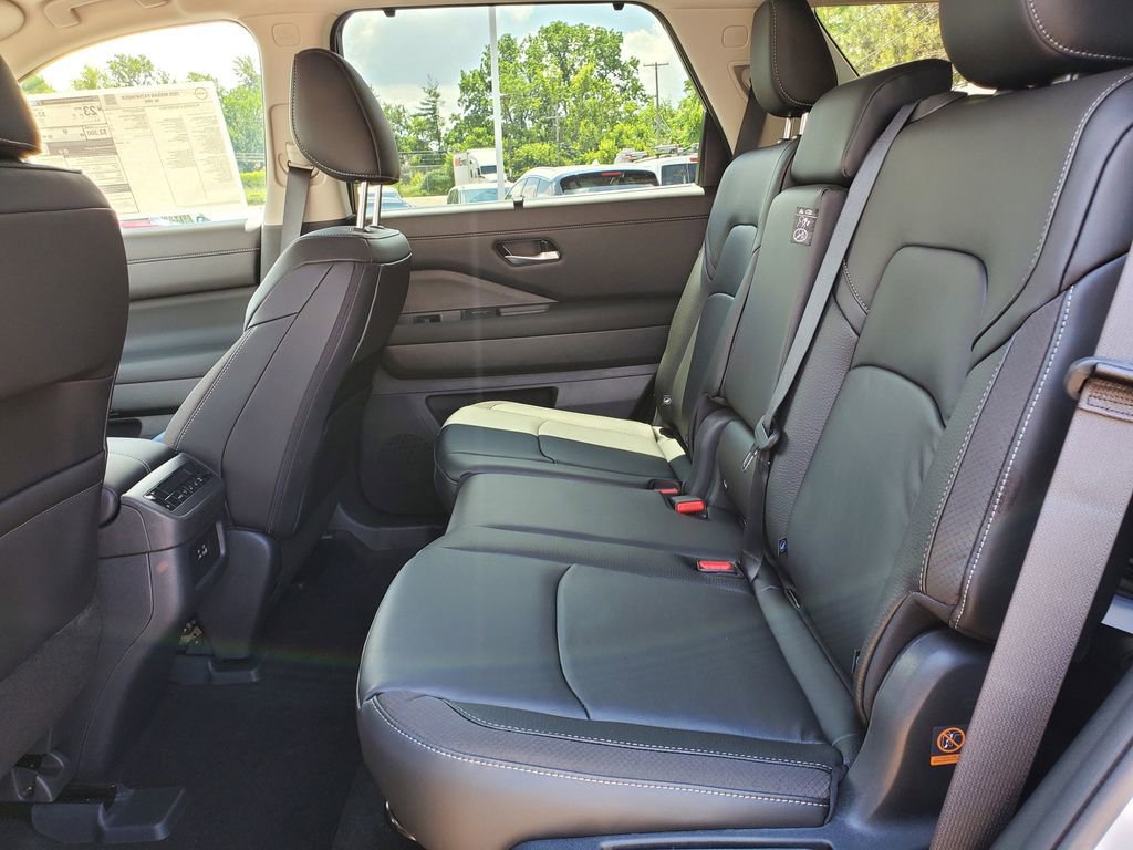 New 2025 Nissan Pathfinder SL w/ Cargo Package image 11