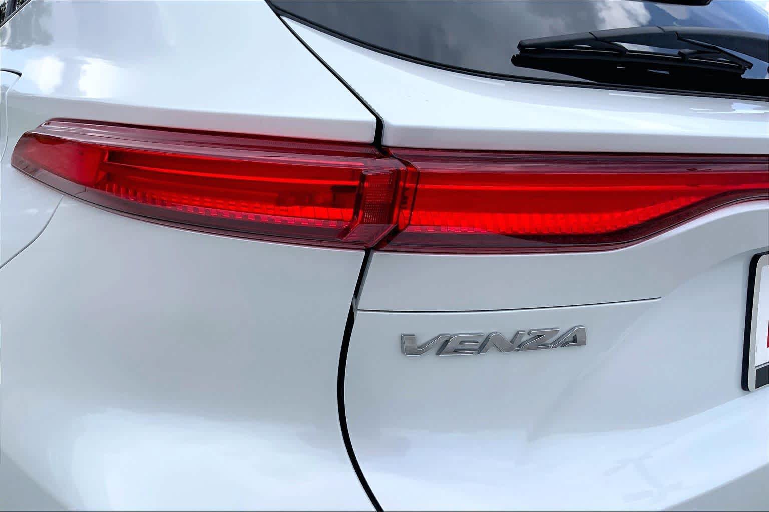Used 2024 Toyota Venza XLE AWD/4WD image 28