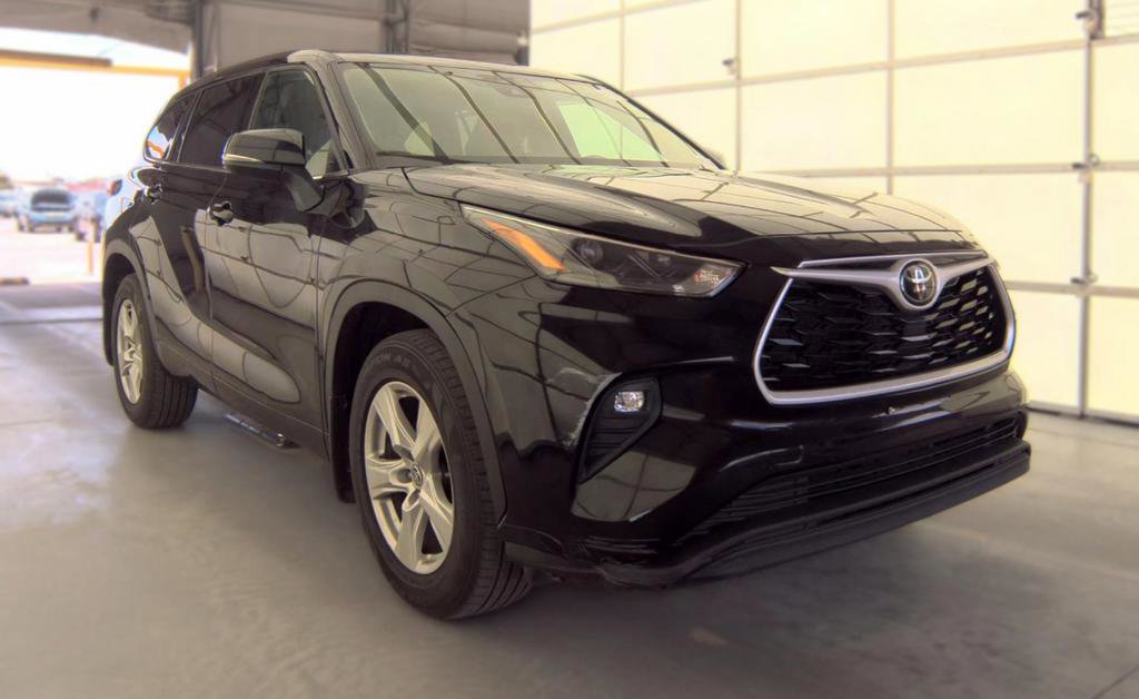 Used 2022 Toyota Highlander LE AWD/4WD image 1