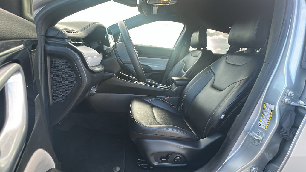 Used 2025 Jeep Compass Limited AWD/4WD image 4