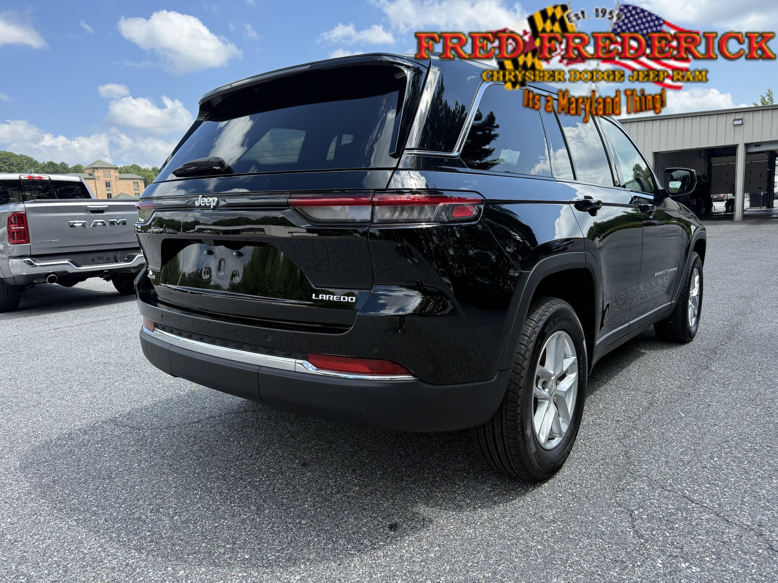 Used 2025 Jeep Grand Cherokee Laredo X AWD/4WD image 8
