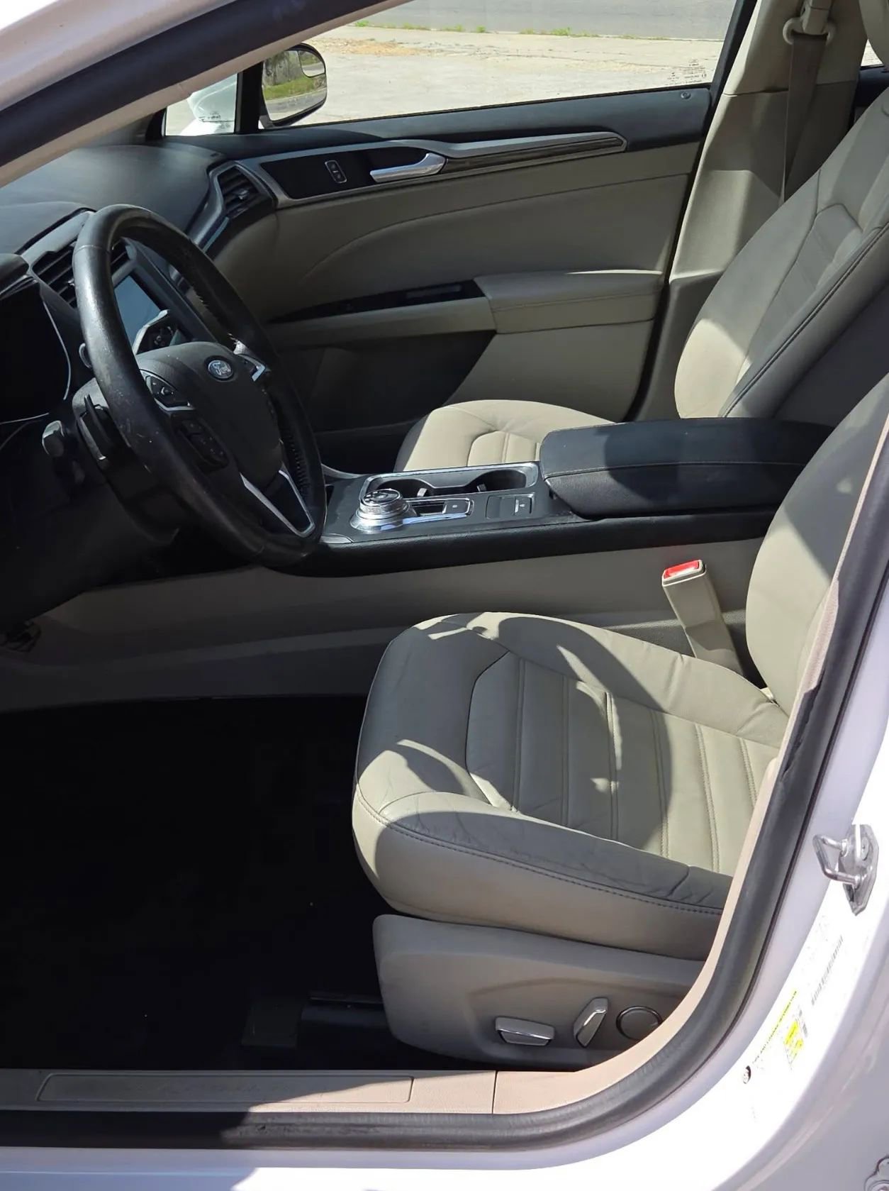 Used 2017 Ford Fusion SE w/ Fusion SE Technology Package image 9