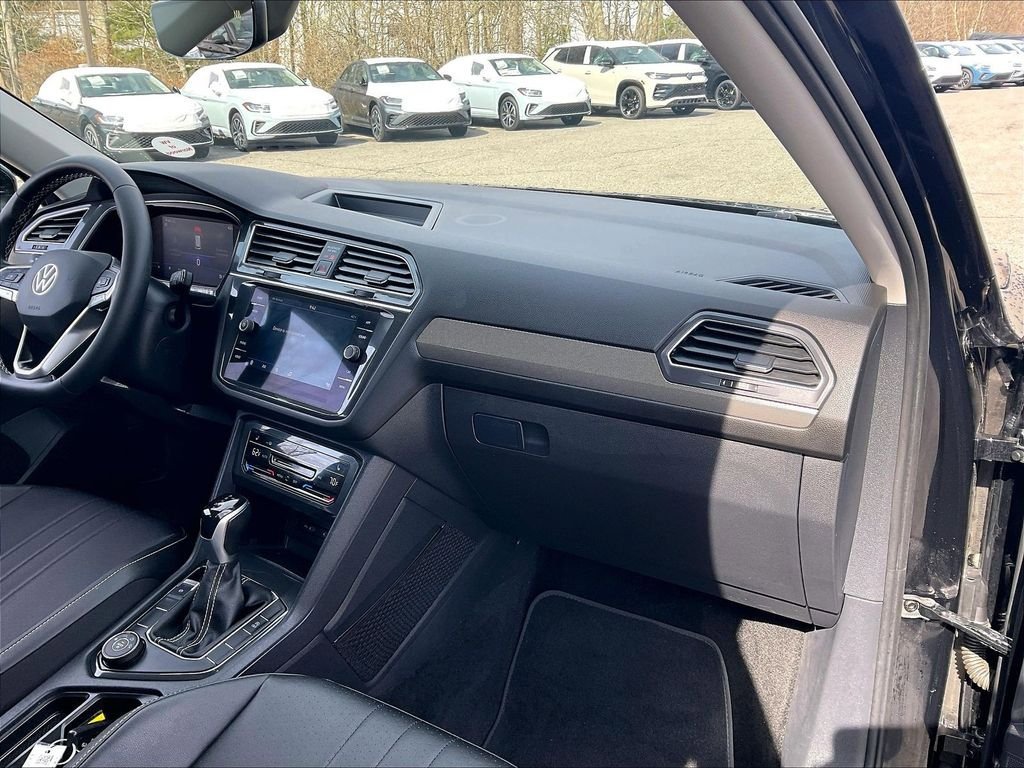 Used 2023 Volkswagen Tiguan SE AWD/4WD image 12
