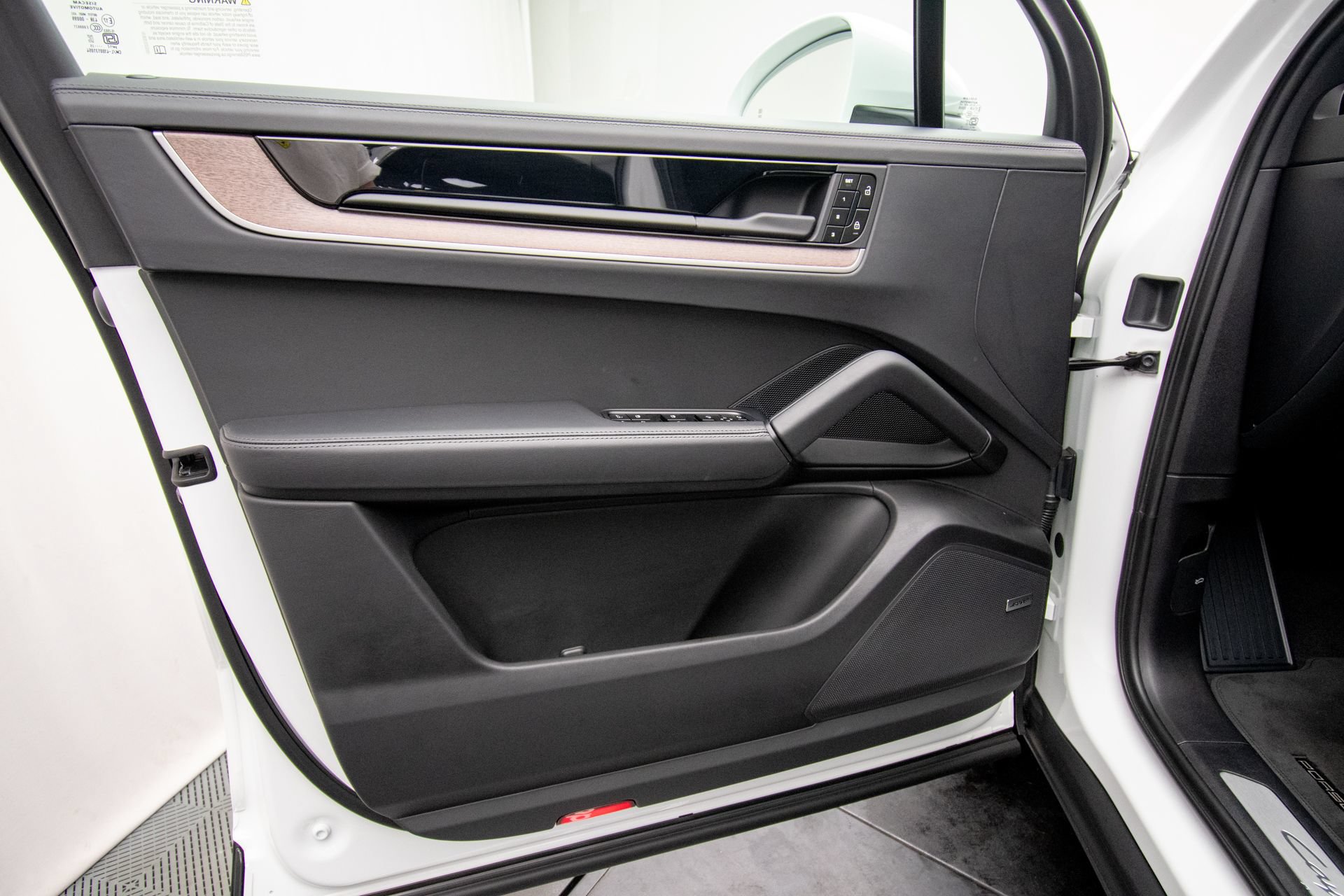 Used 2025 Porsche Cayenne S AWD/4WD image 28