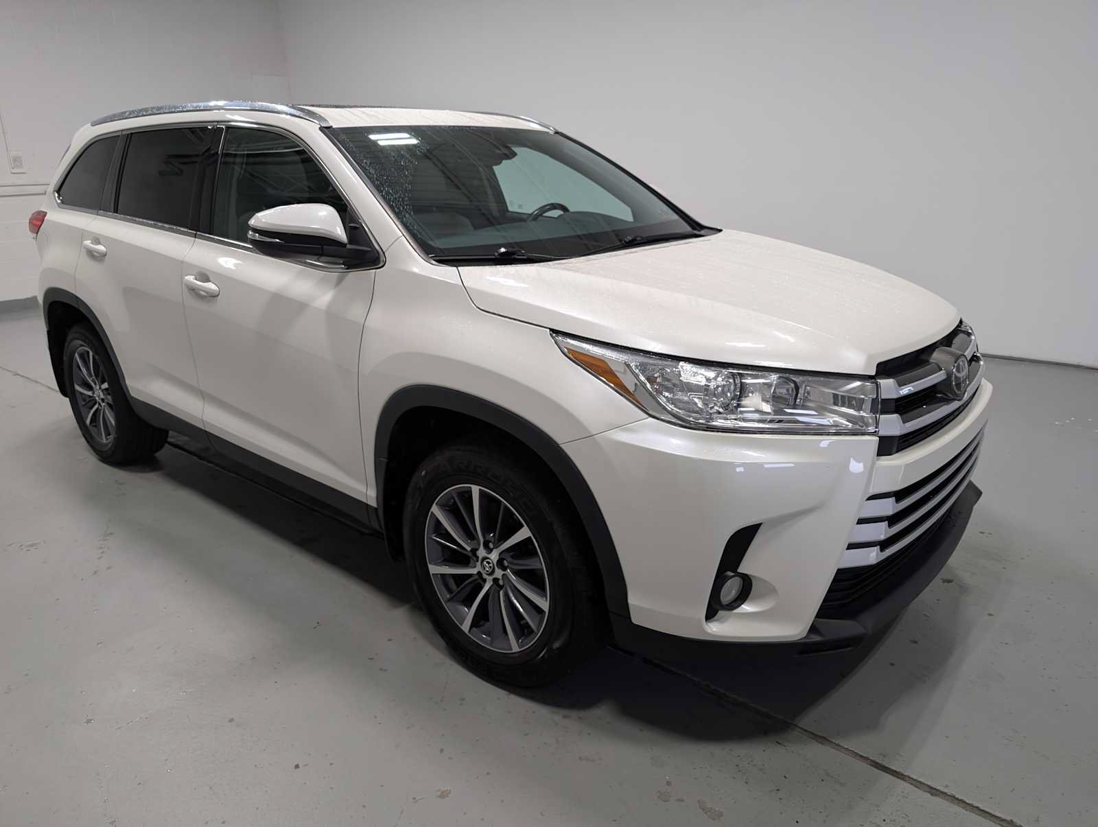 Used 2019 Toyota Highlander XLE AWD/4WD image 6