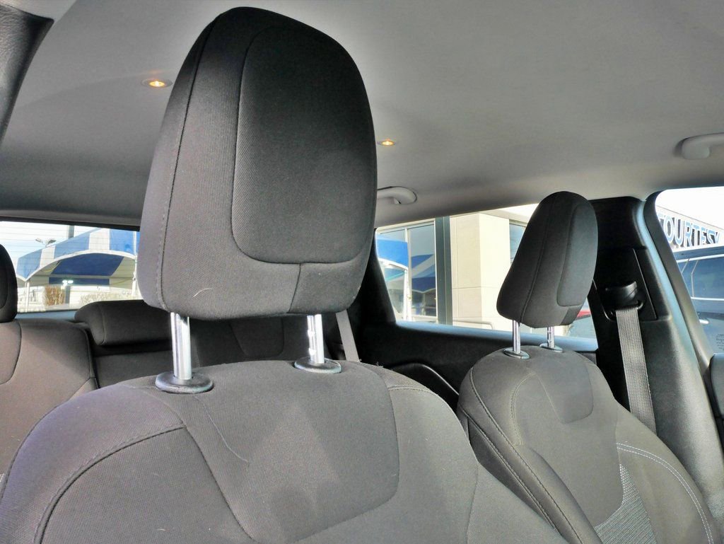 Used 2019 Jeep Cherokee Latitude w/ Cold Weather Group image 8