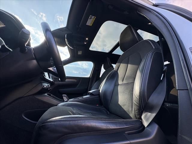 Used 2022 Volvo XC40 T4 R-Design w/ Protection Package Premier image 16