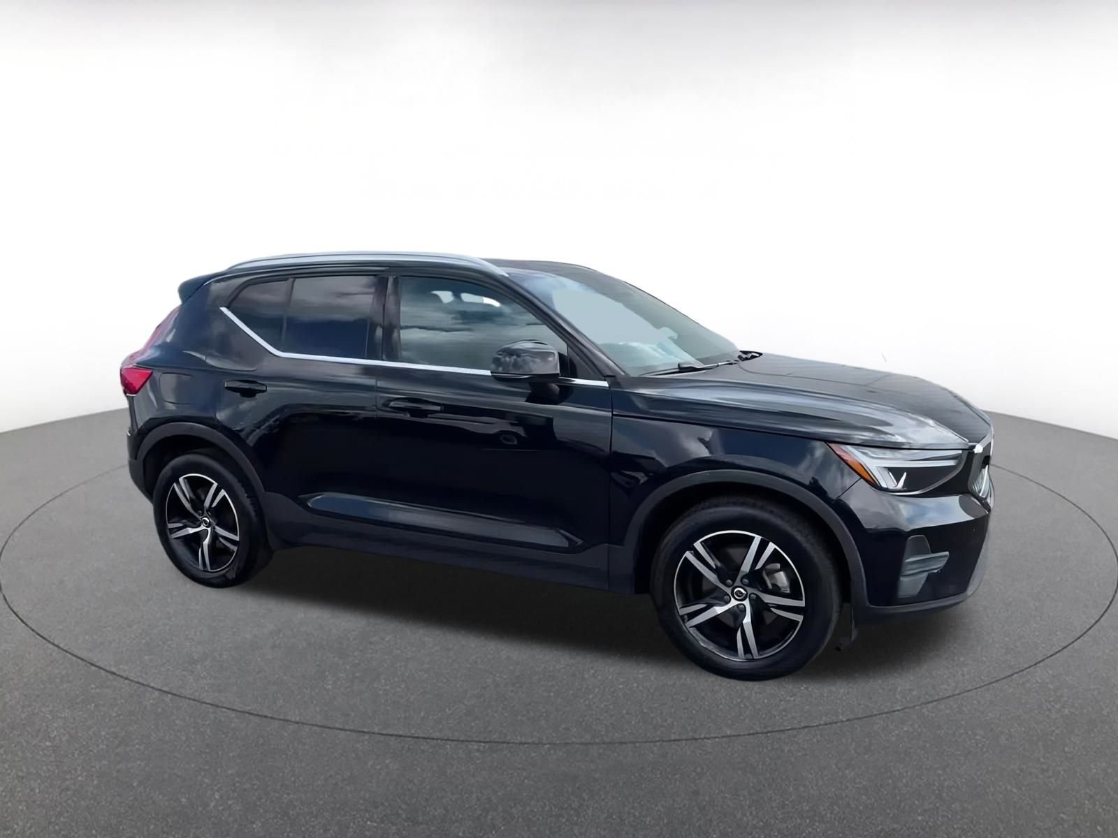 Used 2024 Volvo XC40 B5 Core image 2