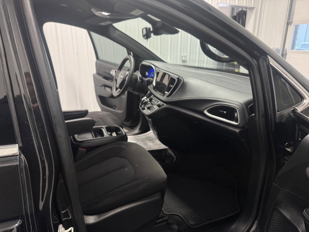 Used 2023 Chrysler Pacifica Touring image 14