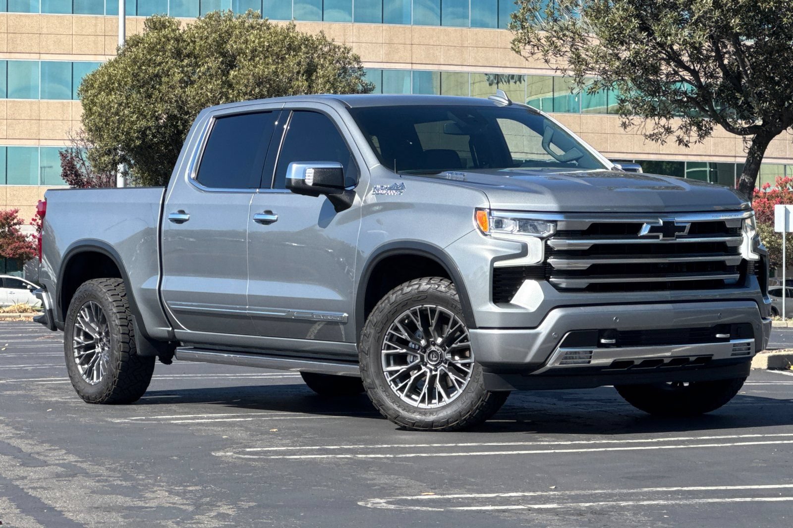 Used 2023 Chevrolet Silverado 1500 High Country w/ High Country Premium Package AWD/4WD image 2