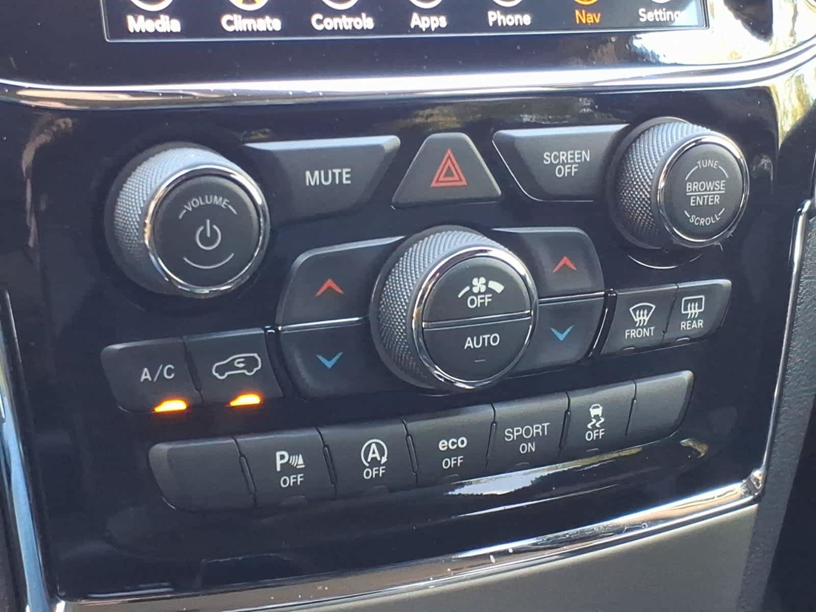Used 2021 Jeep Grand Cherokee Laredo X AWD/4WD image 19
