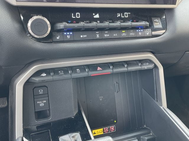 Used 2025 Toyota Tundra Limited AWD/4WD image 19