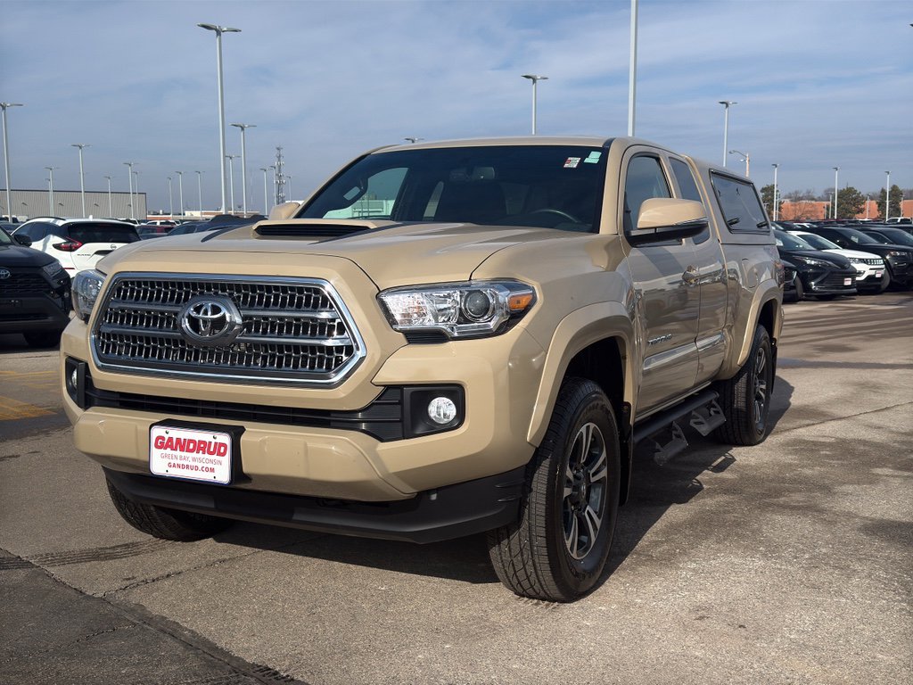 Used 2016 Toyota Tacoma TRD Sport image 2