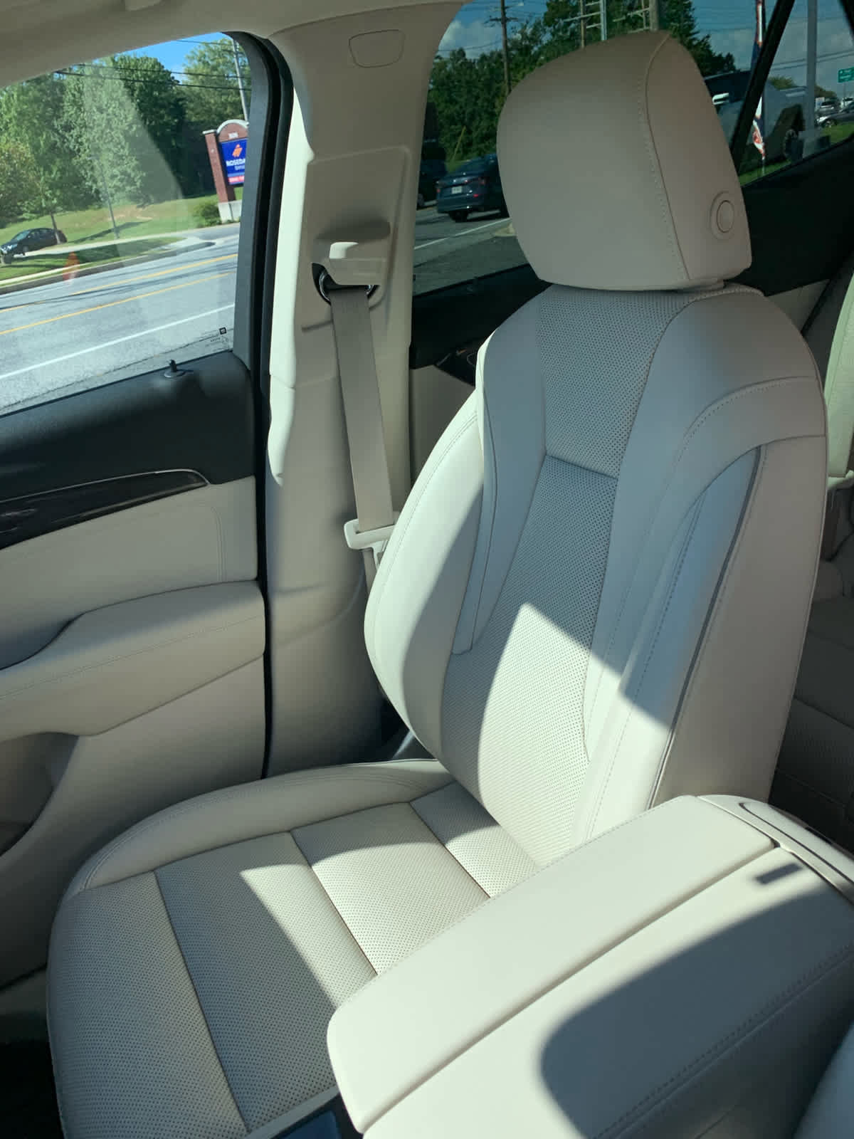 Used 2022 Buick Envision Essence w/ Safety Package image 20