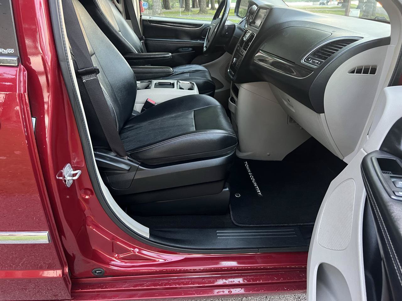 Used 2013 Chrysler Town & Country Touring FWD image 25
