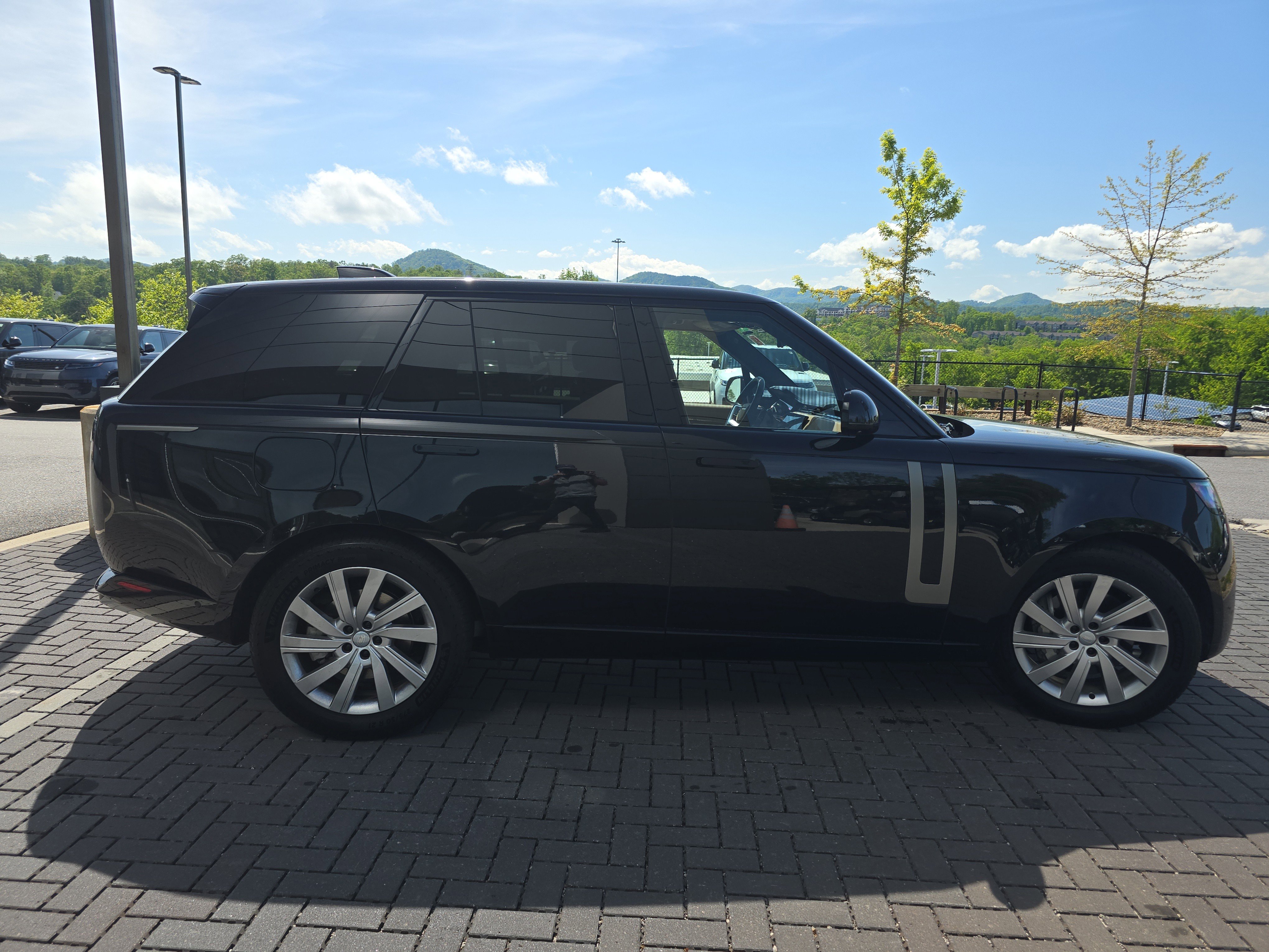 Used 2024 Land Rover Range Rover SE AWD/4WD image 4