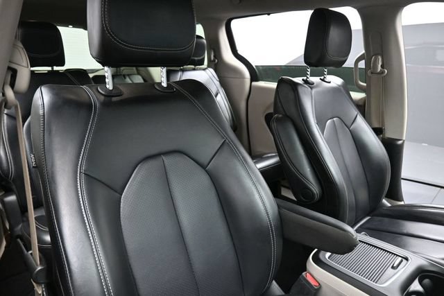 Used 2023 Chrysler Pacifica Touring-L FWD image 30