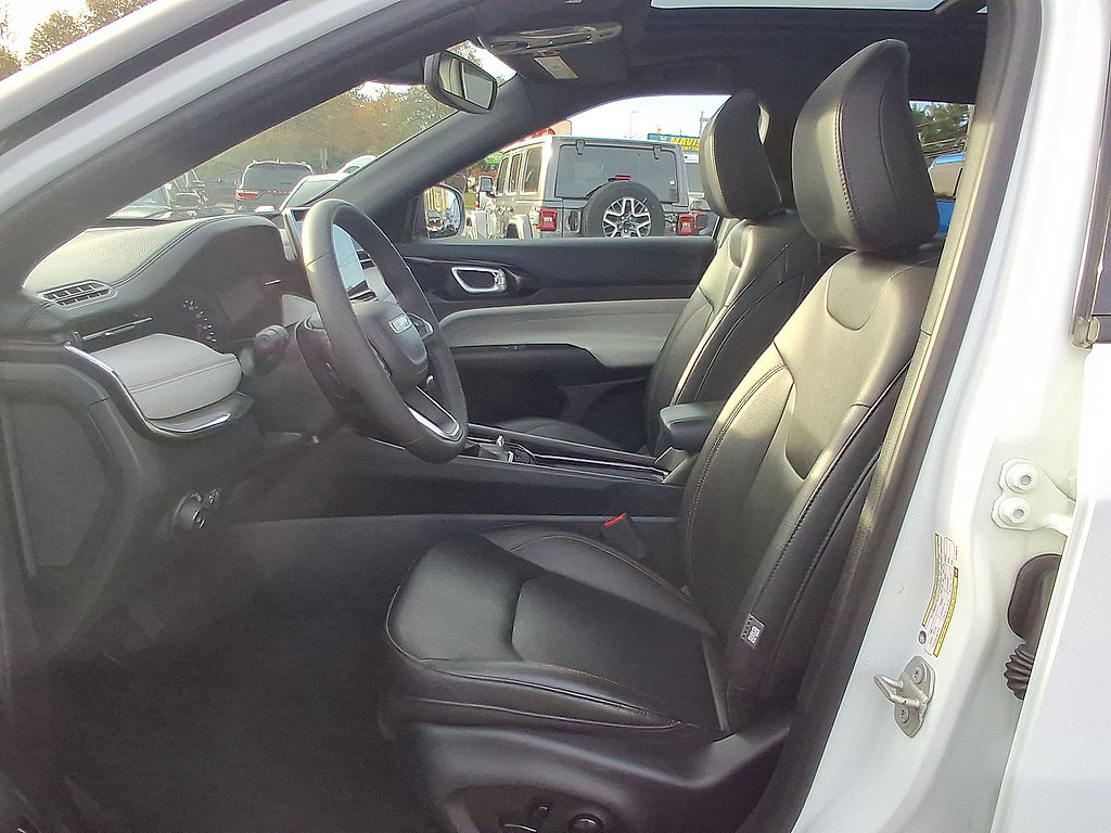 Used 2024 Jeep Compass Limited w/ Sun and Sound Group AWD/4WD image 17