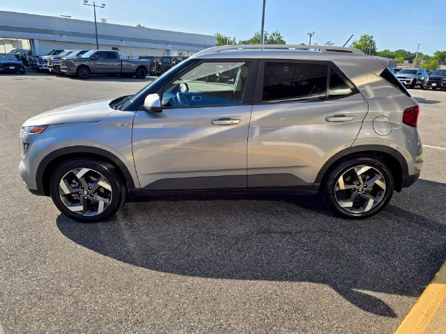 Used 2025 Hyundai Venue SEL FWD image 29