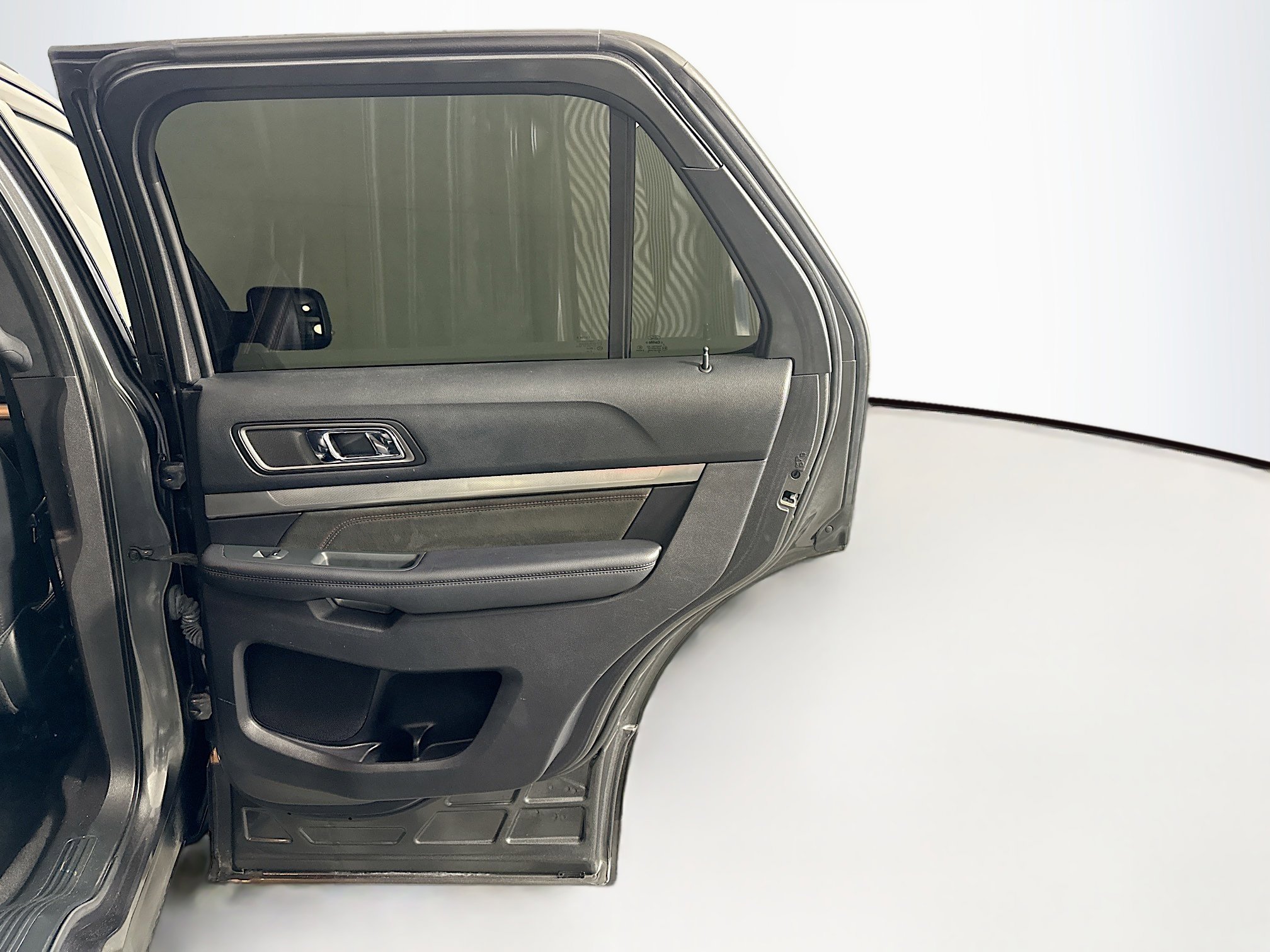 Used 2018 Ford Explorer XLT w/ Equipment Group 202A FWD image 32