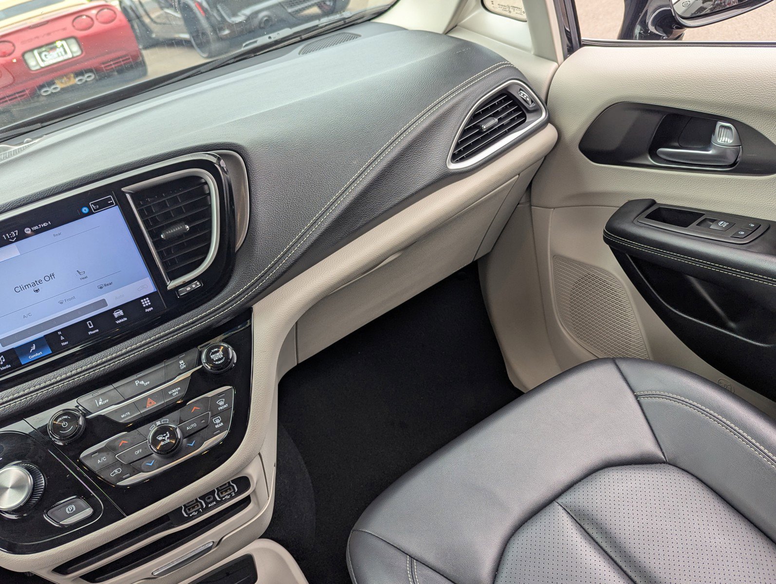 Used 2024 Chrysler Pacifica Select image 18