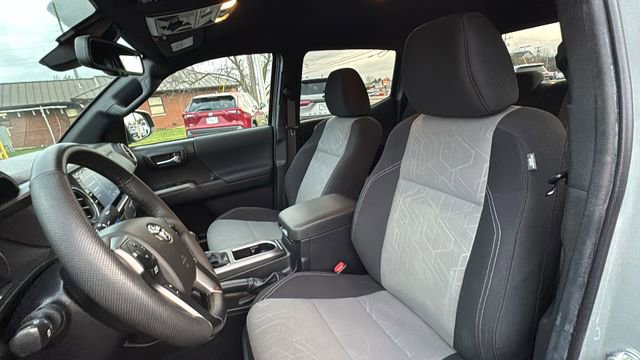 Used 2022 Toyota Tacoma TRD Off-Road image 30