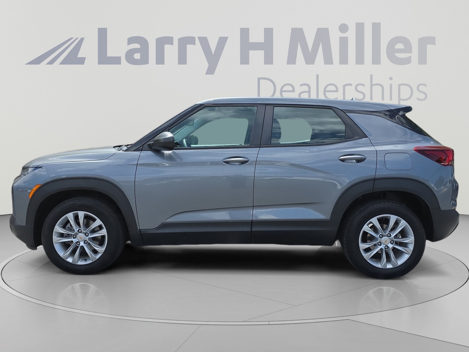 Used 2021 Chevrolet TrailBlazer LS FWD image 2
