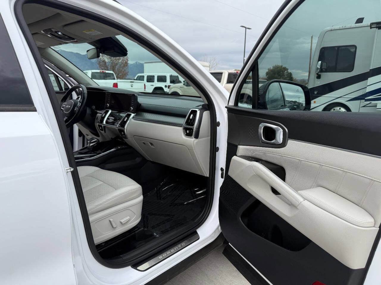 Used 2023 Kia Sorento SX image 24
